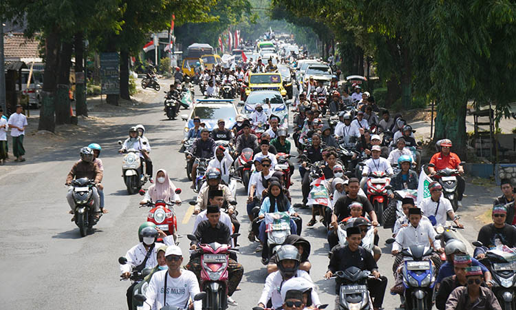 KONVOI KENDARAAN: Ribuan pendukung mengawal Gus Mujib-Ning Wardah hingga ke kantor KPU.