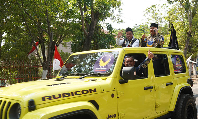 SAPA WARGA: Gus Mujib menyapa warga saat perjalanan menuju kantor KPU Kabupaten Pasuruan.