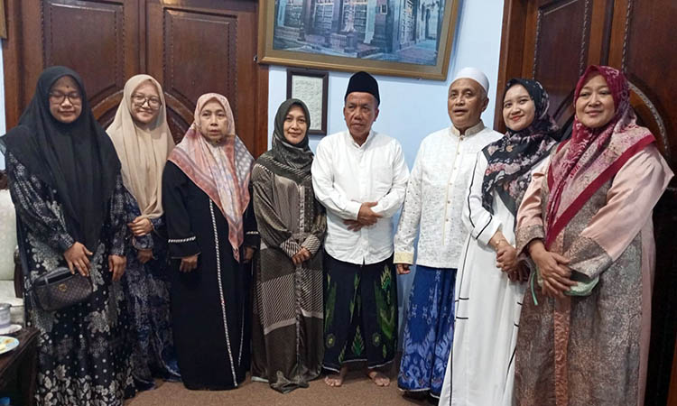 SILATURAHMI: Gus Mujib berkunjung ke kediaman KH Idris Hamid di Ponpes Salafiyah. Tim Media Mudah for Radar Bromo.