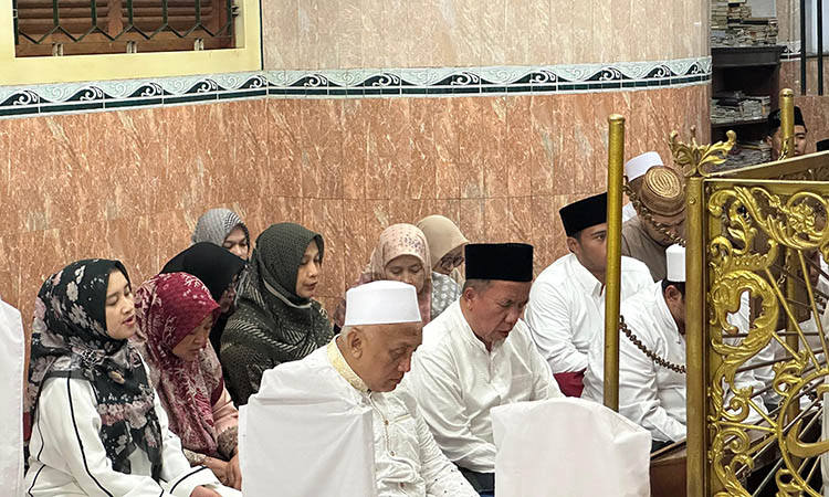DOA RESTU: Gus Mujib-Ning Wardah berziarah ke makam KH. Abdul Hamid sebelum mendaftarkan diri sebagai calon bupati/wakil bupati Pasuruan.