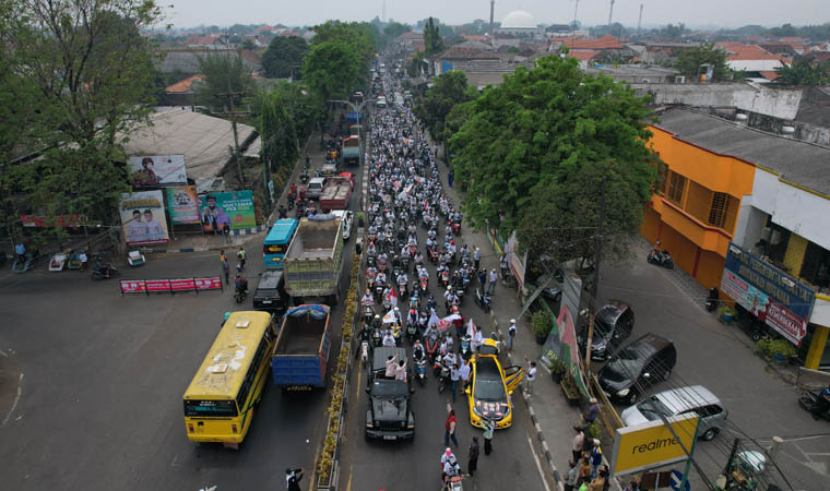 PENUHI JALAN: Ribuan pendukung mengawal pendaftaran Bakal Pasangan Calon (Bapaslon) Mas Rusdi dan Gus Shobih ke KPU 28 Agustus kemarin