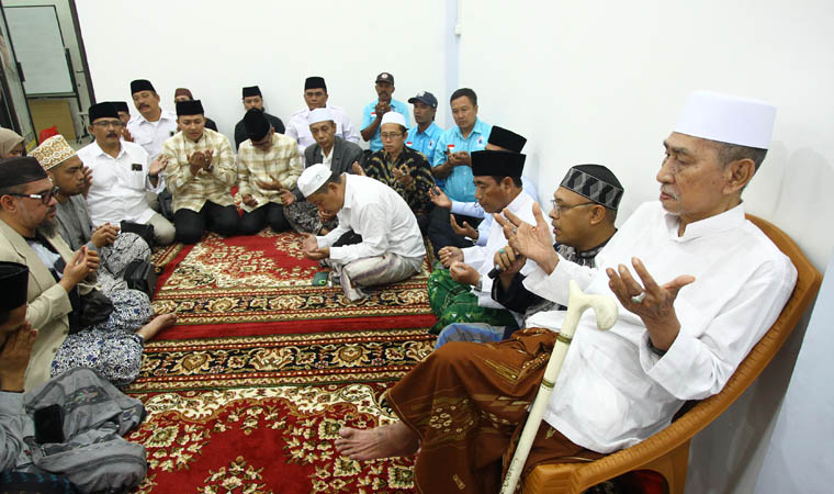 KHIDMAT: Doa bersama sebelum pemberangkatan pendaftaran ke KPU Kabupaten Pasuruan.