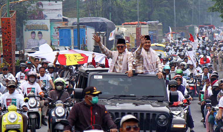 RAMAH: Diantar ribuan pendukungnya, Mas Rusdi dan Gus Shobih menyapa warga saat melintas.