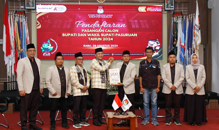 LENGKAP: Mas Rusdi dan Gus Shobih menyerahkan berkas pendaftaran kepada KPU Kabupaten Pasuruan.