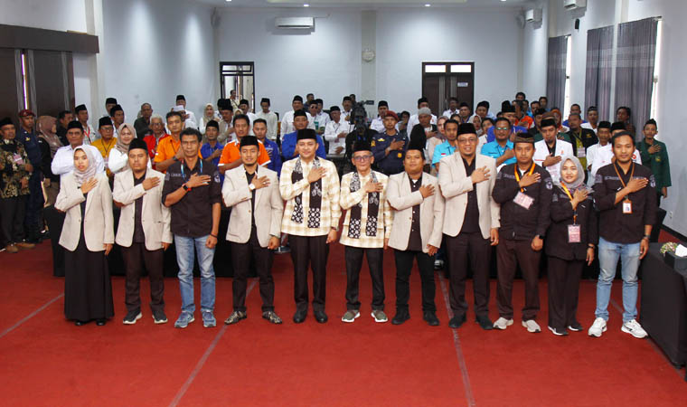 KOMITMEN: Bersama KPU dan Bawaslu Kabupaten Pasuruan juga Partai pendukung saat pendaftaran Selasa (28/8).