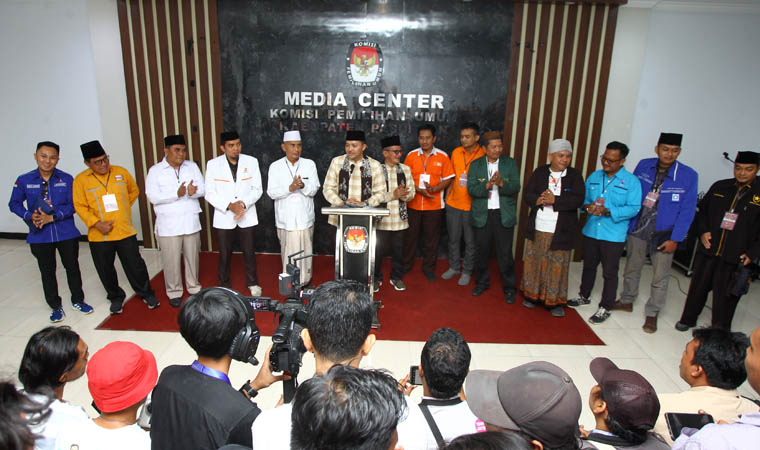 BERI KETERANGAN: Jumpa pers setelah menyerahkan berkas ke KPU Kabupaten Pasuruan.