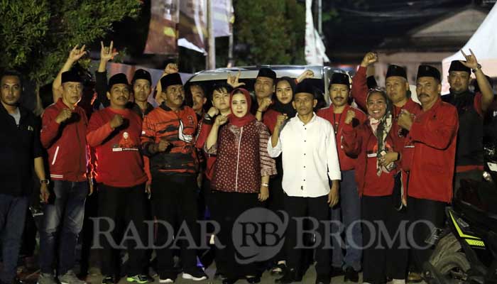 DAFTAR TERAKHIR: Ning Tiwi dan M Rachman diantar pendukung dan pengurus PDIP saat mendaftar Pilwali Probolinggo, Kamis malam (29/8). (Zainal Arifin/ Radar Bromo)