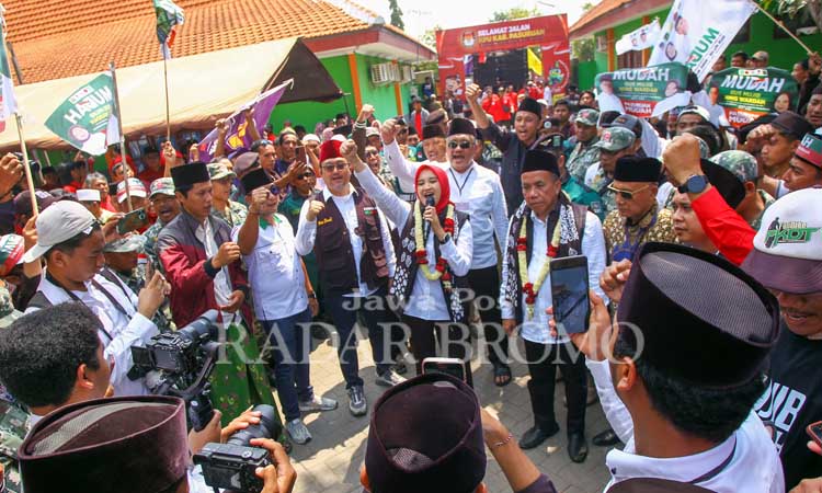 Ning Wardah berorasi di depan kantor KPU Kabupaten Pasuruan sesaat sebelum pendaftarannya di Pilbup Pasuruan sebagai cawabup Gus Mujib. (Mokhamad Zubaidillah/ Radar Bromo)