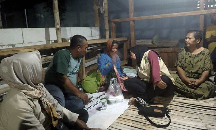 DISERAHKAN: Petugas Satpol PP Kota Pasuruan yang sempat menemukan Aminah. Dan hendak mengembalikannya ke Dinsos Laras Jawa Timur.