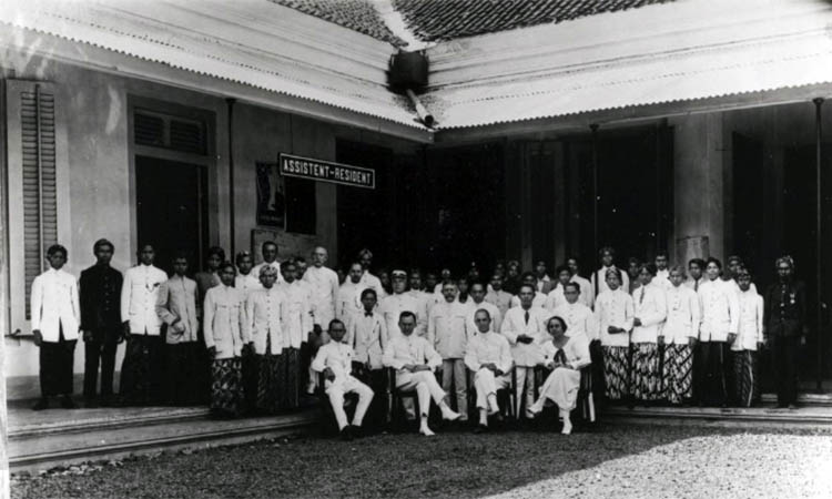 BERSAMA: Foto personel Asisten Residen Probolinggo di depan gedung Asisten Residen Probolinggo tahun 1924.
