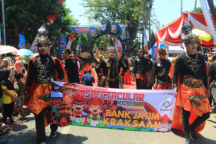 ALL OUT: Bank Jatim Cabang Kraksaan menurunkan 45 personel untuk memeriahkan Probolinggo Spectacular Carnival 2024.