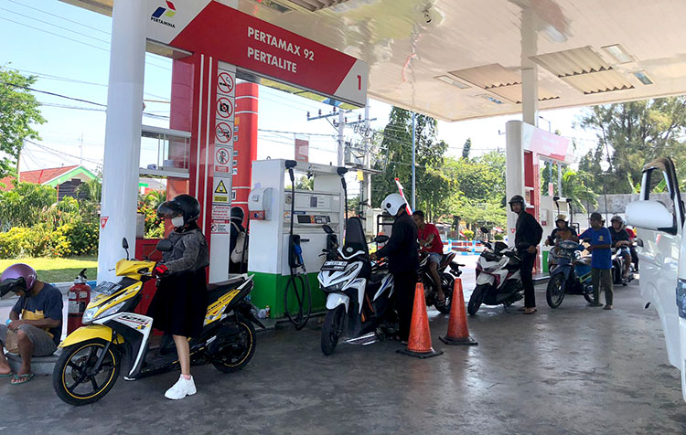 ANTRE: Sejumlah pengendara motor mengisi BBM di salah satu SPBU di Kota Probolinggo. Sejak Minggu (1/9), harga sejumlah BBM nonsubsidi turun.