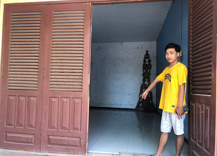 KORBAN MALING: Irvan Habibullahu Akbar menunjukkan lokasi motornya yang hilang, Minggu (1/9).