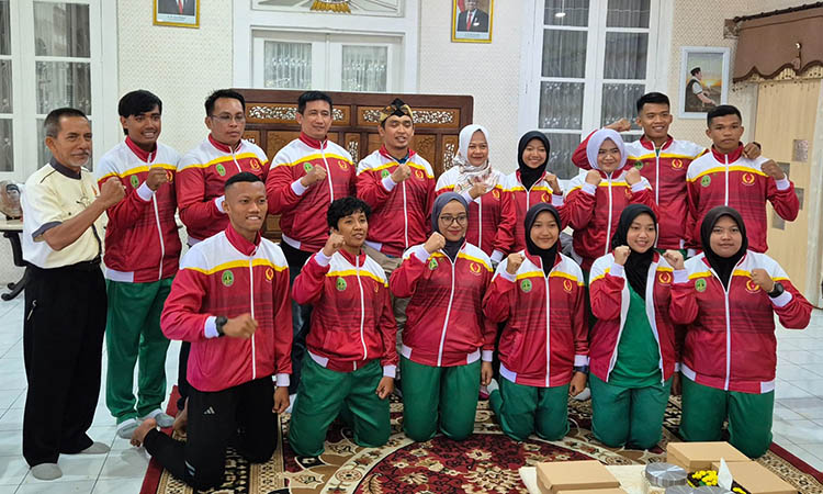 SIAP TANDING: Belasan atlet yang akan bertanding di PON. Mereka dilepas oleh Wakil Wali Kota Pasuruan, Adi Wibowo.