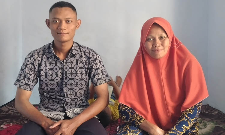 SEDIH: Faris (kiri) dan Kustiani kakak dan ibu NS saat ditemui kemarin (2/9) di rumahnya di Kelurahan Karanganyar, Panggungrejo.
