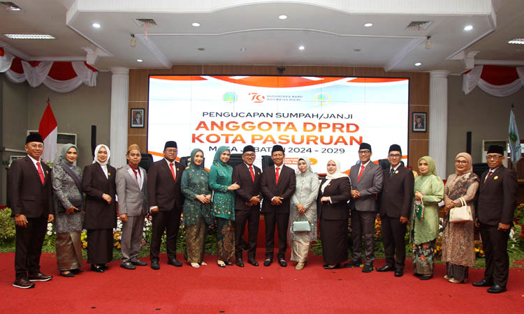 SETIA MENDAMPINGI: Anggota Legislatif DPRD Kota Pasuruan dari Fraksi PKB bersama istri. (M. Zubaidillah/Jawa Pos Radar Bromo)