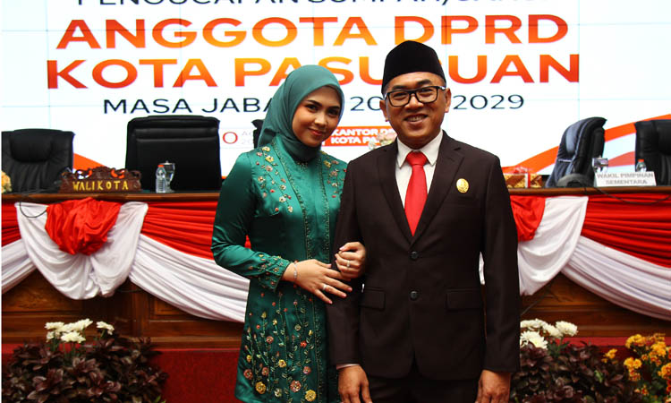 DAPIL BUGUL KIDUL: H. Ismail Marzuki Hasan, S.E sebagai Ketua Dewan Tanfidz PKB Kota Pasuruan didampingi istri. (M. Zubaidillah/Jawa Pos Radar Bromo)