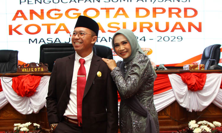 DAPIL PURWOREJO: H. Abdullah Junaedi, S.T bersama istri. (M. Zubaidillah/Jawa Pos Radar Bromo)