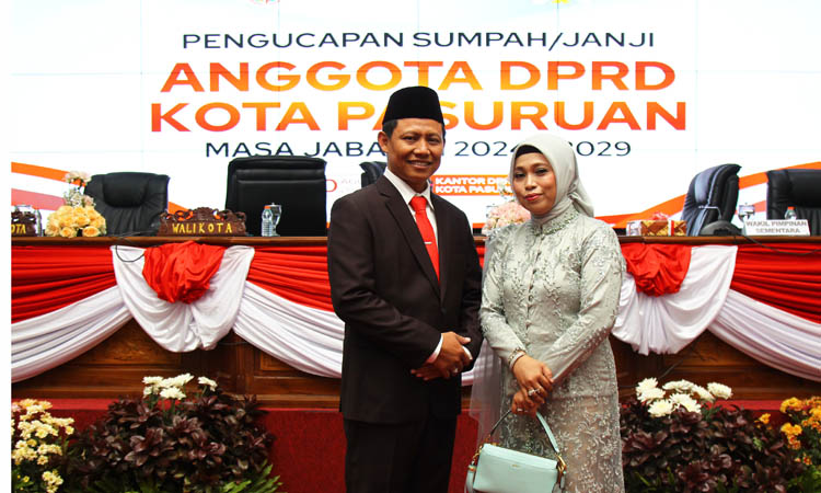 CALON WAWALI: H.Mukhammad Nawawi, S.Kom, MM bersama istri yang sudah mengundurkan diri karena mengikuti konstentasi Pilkada Kota Pasuruan. (M. Zubaidillah/Jawa Pos Radar Bromo)