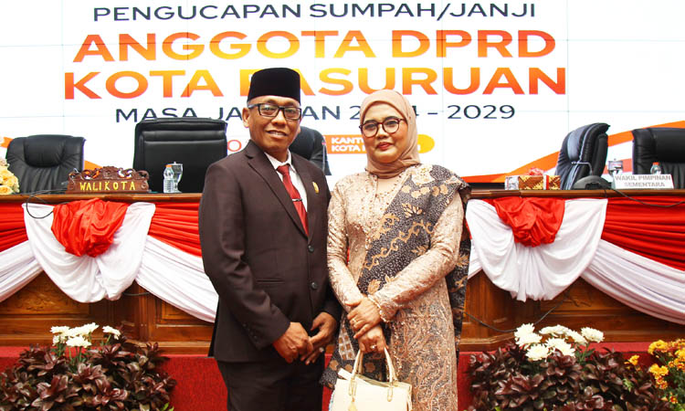 DAPIL GADINGREJO: Mukhammad Yasin didampingi istri. (M. Zubaidillah/Jawa Pos Radar Bromo)