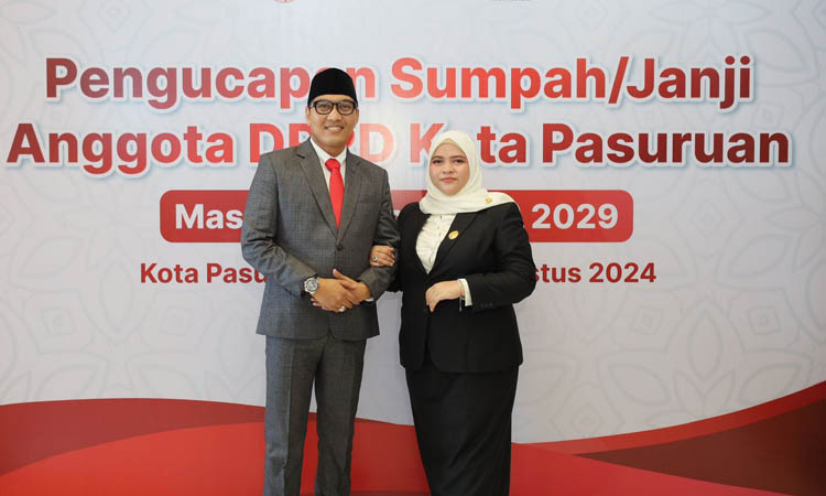 DAPIL PANGGUNGREJO: Hj. Rizky Asmarani Hasani Putri didampingi suami, Hermanto yang juga Camat Panggungrejo. (M. Zubaidillah/Jawa Pos Radar Bromo)