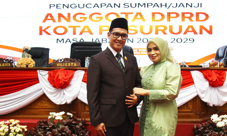 DAPIL PANGGUNGREJO: Mochammad Machfudz, S.H. M.Hum. bersama istri. (M. Zubaidillah/Jawa Pos Radar Bromo)