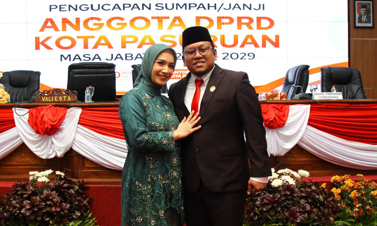 DAPIL PURWOREJO: Bahrudien Akbar Wahyudi, S.E, M.M didampingi istri. (M. Zubaidillah/Jawa Pos Radar Bromo)