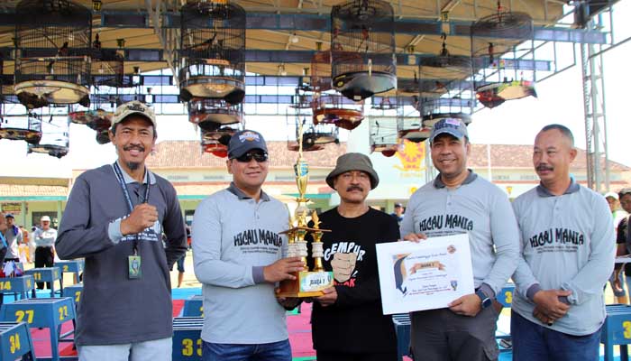KATEGORI KEPALA PD: Pj Wali Kota Nurkholis didampingi Kepala DKPPP Aries Santoso  menyerahkan trofi dan piagam bagi pemenang juara 1 jenis burung murai kategori kepala perangkat daerah, (1/9).