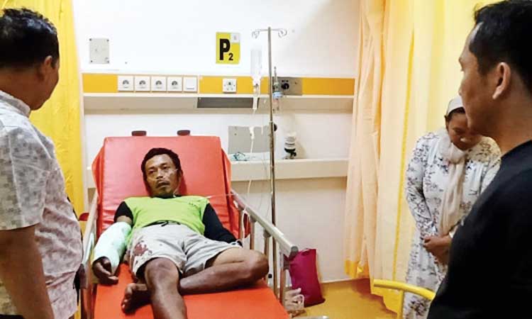 DIRAWAT: Busyro mengalami luka parah setelah kepalanya dipukul menggunakan balok kayu, Jumat (27/8) malam. Kini korban dirawat di Puskesmas Wonorejo.