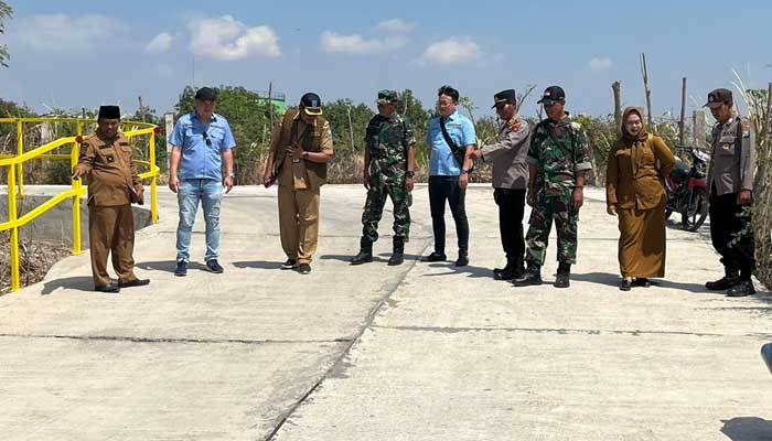 Yuwie Santoso, selaku Direktur Utama PT.BJB Probolinggo bersama Muspika Tongas dan Kades Purut dan Wringin Anom, meninjau langsung jalan Desa yang telah dibangun.