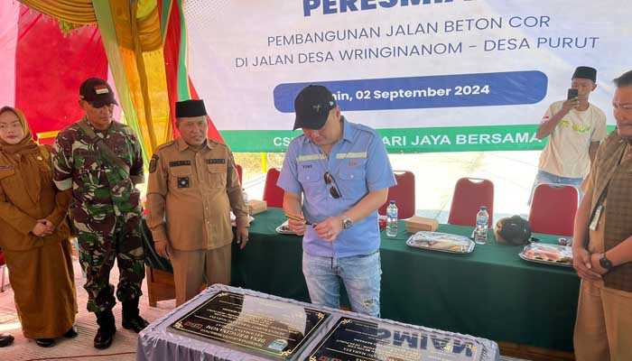 Penandatanganan bersama, penyerahanan infrastuktur jalan desa sepanjang 338 meter oleh Yuwie Santoso, selaku Direktur Utama PT.BJB Probolinggo pada Pemerintah Desa Wringin Anom Tongas dan Pemdes Purut