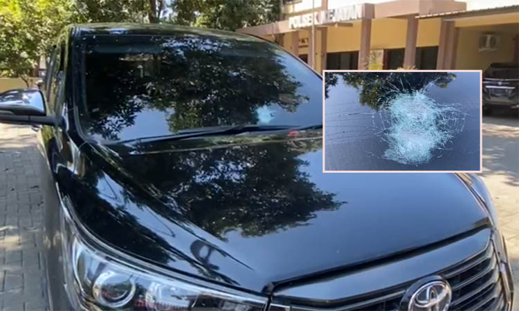 KACA PECAH: Mobil Gus Mujib yang dilempar batu oleh premotor, Selasa (3/9) malam.