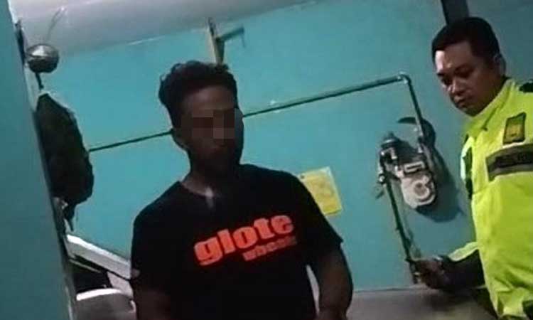 Lurah Dhy saat diamankan petugas kepolisian usai digerebek warga saat berada di rumah seorang janda hingga larut malam.