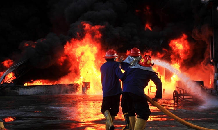 TANPA PAMRIH: Petugas Damkar ketika bertugas memadamkan api. Dengan moto &ldquo;Pantang Pulang sebelum Padam&rdquo; Damkar bekerja tanpa pamrih.(M Zubaidillah/Jawa Pos Radar Bromo)