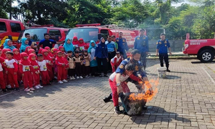 SEJAK DINI: Pengenalan tentang pencegahan dan penanganan kebakaran kepada anak-anak TK. (Damkar Kab. Pasuruan for Radar Bromo)
