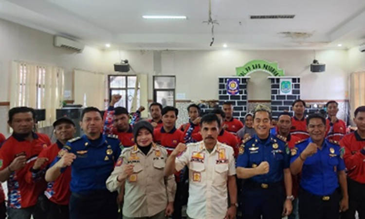 PEMBERDAYAAN: Jajaran Damkar Kabupaten Pasuruan bersama para relawan kebakaran atau Redkar.&nbsp;(Damkar Kab.Pasuruan for Radar Bromo)