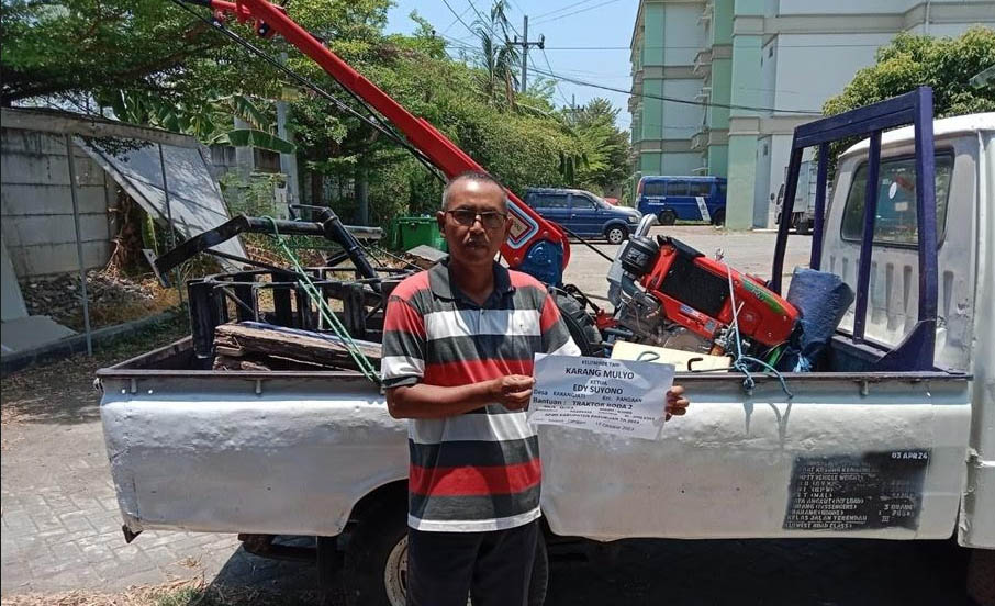 AGAR PRODUKSI MENINGKAT: Salah satu hibah traktor roda 2 kepada kelompok tani Kabupaten Pasuruan