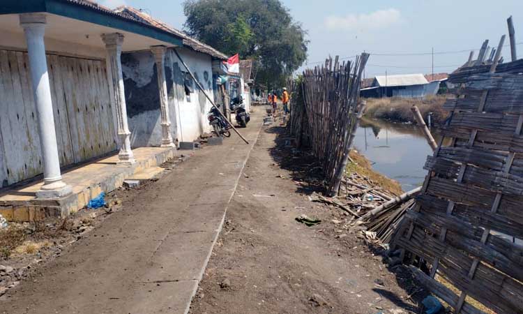 Pembangunan jalan lingkungan dan drainase di Desa Tambaklekok Kecamatan Lekok.