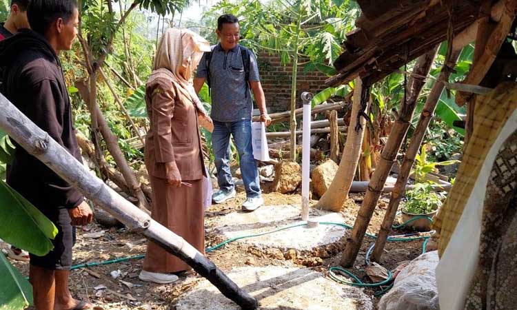 Survei lapangan pembangunan jamban sehat di Desa Sumbergedang Kecamatan Pandaan.