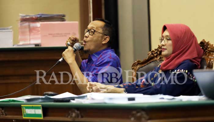 TEPIS KETERANGAN SAKSI: Terdakwa pasutri mantan Bupati Probolinggo Hasan Aminuddin dan Puput Tantriana Sari saat menjalani sidang kasus gratifikasi dan TPPU di PN Tipikor. (Zainal Ariifn/ Radar Bromo