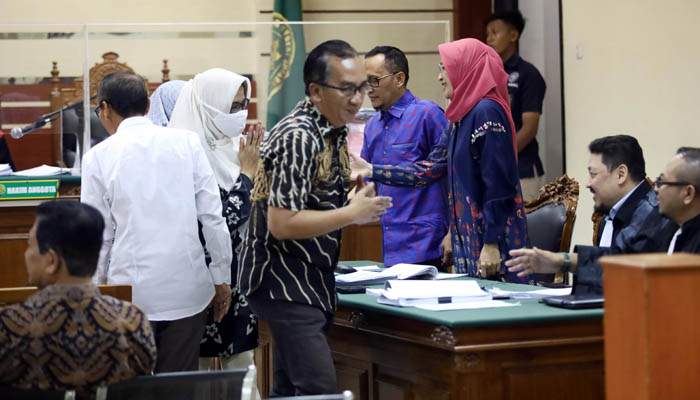 Sejumlah saksi bersalaman dengan terdakwa Hasan Aminuddin dan Puput Tantriana Sari usai sidang di PN Tipikor. (Zainal Arifin/ Radar Bromo)