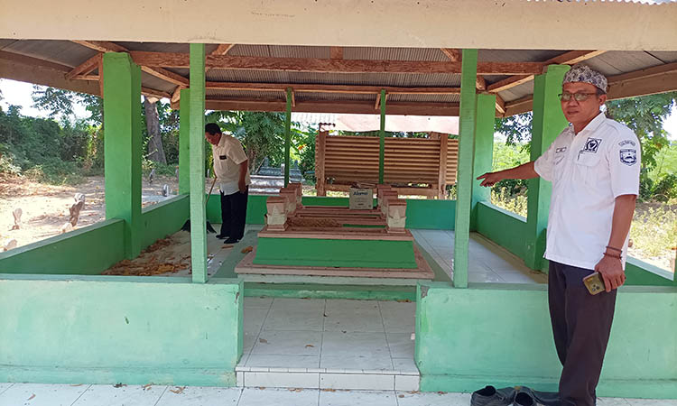 DICEK: Sekretaris Desa Sumberlele, Kecamatan Kraksaan, Andi Lukman (Berudeng) saat berada makam Bujuk Armi.