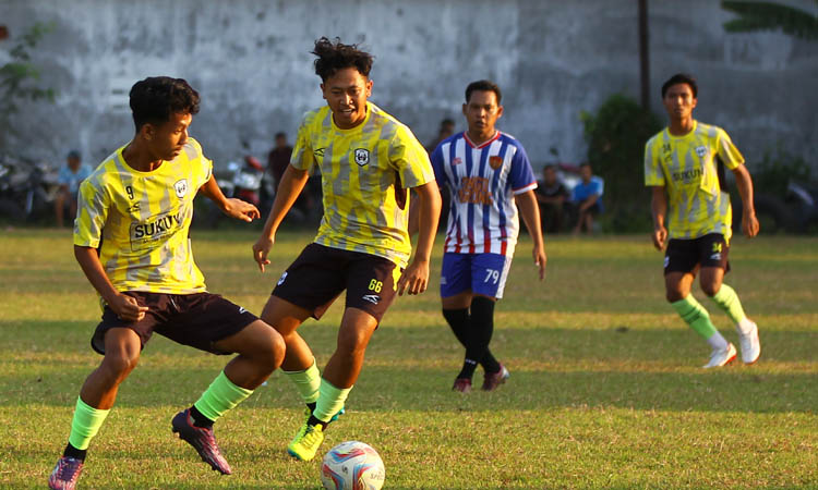 SPARRING: Ulum dan Iqbal saat berlatih bersama Barong FC di Lapangan Kebotohan, Kamis (5/9) sore.