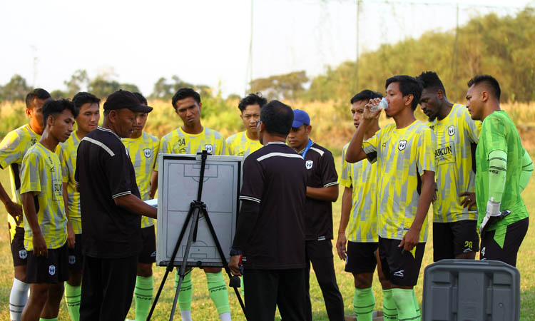 COBA TAKTIK: Pemain Rans Nusantara FC mendapat pengarahan dari pelatih Edi Sugiarto (kiri) ketika berlatih di Lapangan Kebothan Kraton, Kamis (5/9) sore.
