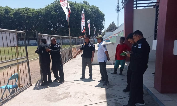 RISK ASSESMENT: Mabes Polri ketika mensurvei Stadion Untung Suropati, untuk mengecek standar lapangan Liga 2.