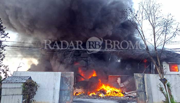 AMUK SI JAGO MERAH: Pabrik plastik di Bakalan, Purwosari yang terbakar, Sabtu (7/9). (M Busthomi/ Radar Bromo)