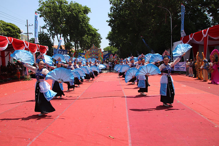 TARIAN : Dalam pawai budaya, berbagai tarian budaya Nusantara ditampilkan ciri khas keberagaman bangsa.