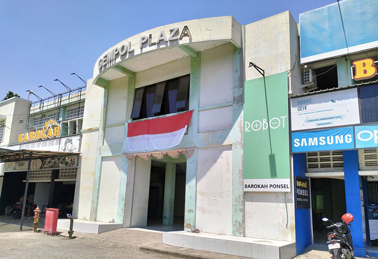 MENGKRAK: Kondisi Plaza Gempol yang tampak mangkrak. Dioperasikan sejak 2018 lalu, kondisinya cenderung sepi penghuni. Hanya ada 12 kios yang beroperasi dari 170 kios yang disiapkan.