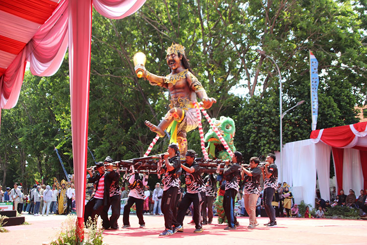 KOLABORASI : Ogoh-ogoh dan Barongsai tampil kolaborasi dalam pawai budaya Hari Jadi ke-665, Sabtu (7/09).