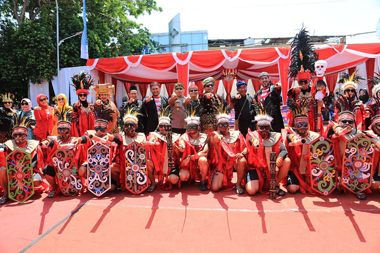 KOMPAK : Usai seru-seruan pecah dengan joget bersama, Pj. Wali Kota Nurkholis, forkopimda dan undangan VIP foto bersama kontingen PD Satpol PP Kota Probolinggo.